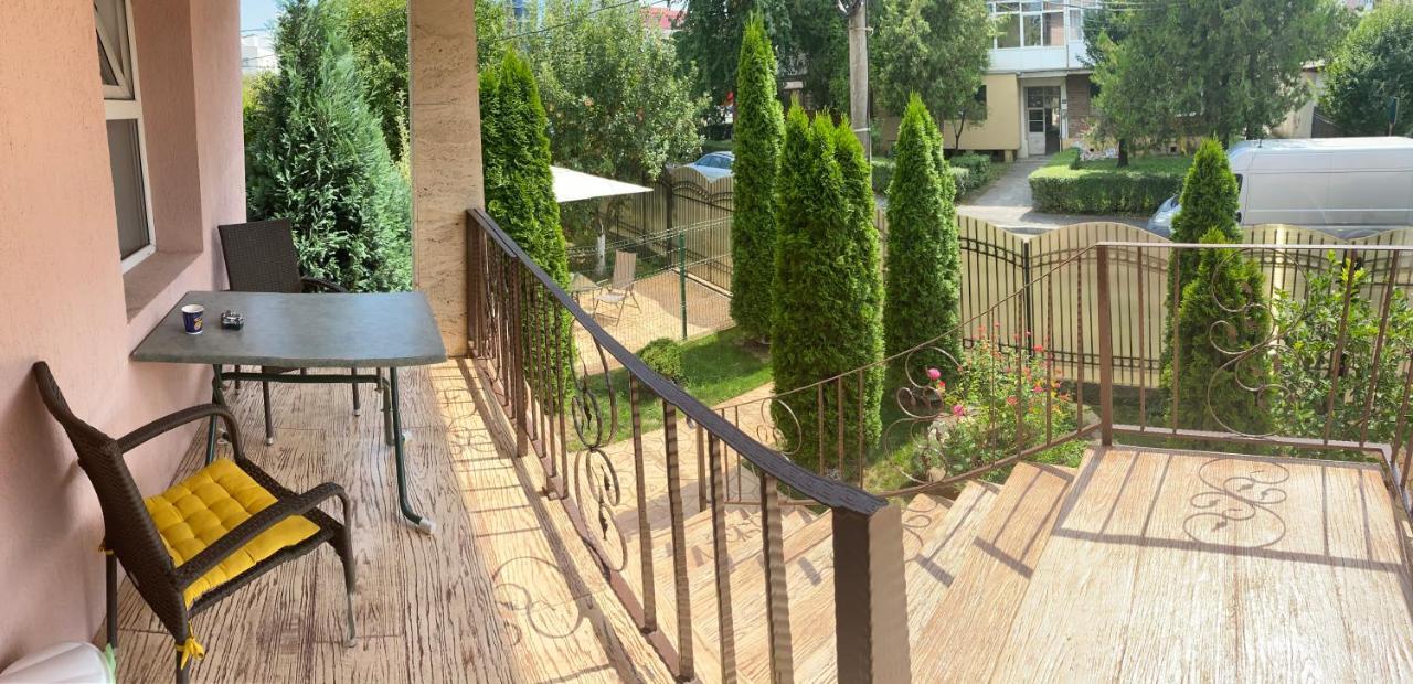 Отель Casa Cattleya Тыргу-Жиу Экстерьер фото
