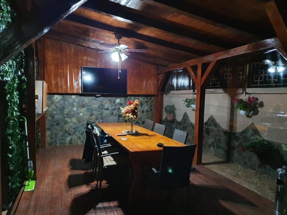 Отель Casa Cattleya Тыргу-Жиу Экстерьер фото